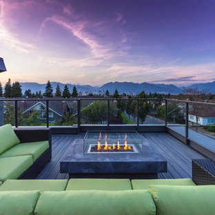 Cette image montre un toit terrasse sur le toit design avec un foyer extérieur et aucune couverture.