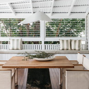 Ispirazione per una terrazza stile marino di medie dimensioni e dietro casa con un tetto a sbalzo