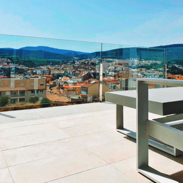 Ático | Terraza sin barreras arquitectónicas | Barandilla de vidrio | Mobiliario