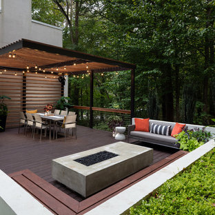 Ispirazione per una grande terrazza contemporanea dietro casa con un focolare e una pergola
