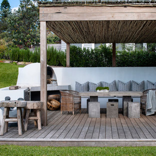 Immagine di una terrazza stile marinaro dietro casa con una pergola