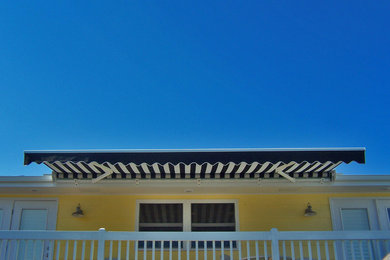 ウィルミントンにあるおしゃれな屋上のデッキ (オーニング・日よけ) の写真