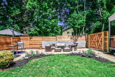 ワシントンD.C.にある高級な中くらいなトラディショナルスタイルのおしゃれな裏庭のデッキ (アウトドアキッチン、日よけなし) の写真