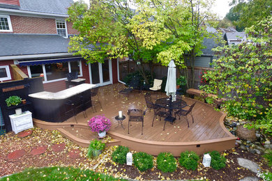 Modelo de terraza contemporánea de tamaño medio en patio trasero con fuente