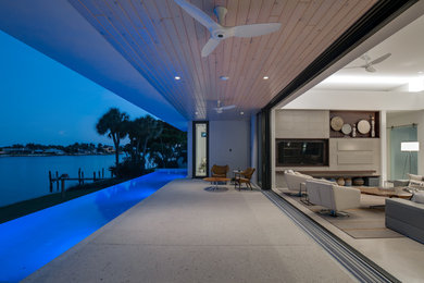 Deck - modern deck idea in Tampa