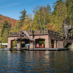 Idée de décoration pour une terrasse arrière chalet avec une extension de toiture.