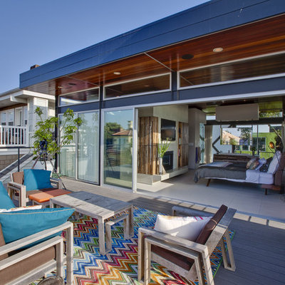 Inspiration for a mid-sized contemporary deck remodel in Los Angeles with no cover