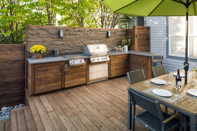 Diseño de terraza moderna pequeña en patio trasero con cocina exterior
