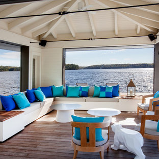 Idee per una terrazza costiera di medie dimensioni e dietro casa con un pontile e un tetto a sbalzo