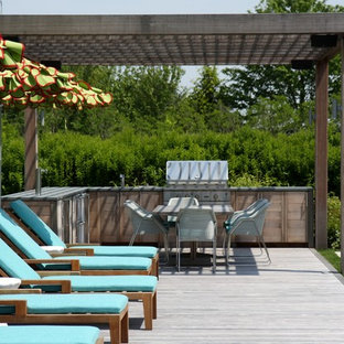 Esempio di una terrazza country con una pergola