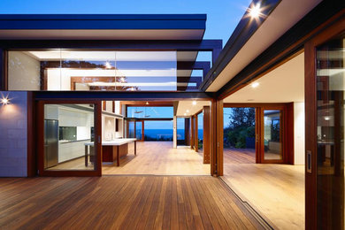 Cette image montre une grande terrasse latérale minimaliste avec aucune couverture.