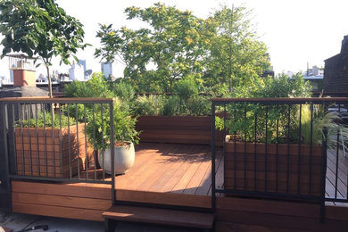 На фото: маленькая терраса на крыше в стиле модернизм с растениями в контейнерах для на участке и в саду