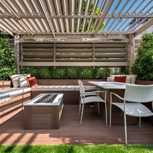Foto di una terrazza moderna di medie dimensioni e sul tetto con una pergola