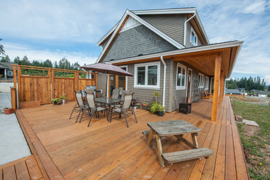 Example of a large classic backyard deck design in Vancouver