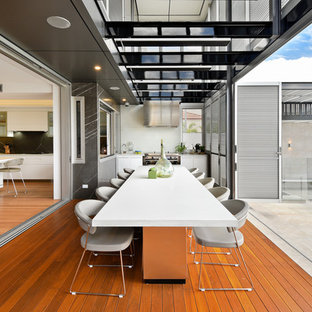 Esempio di un'ampia terrazza contemporanea dietro casa con un tetto a sbalzo