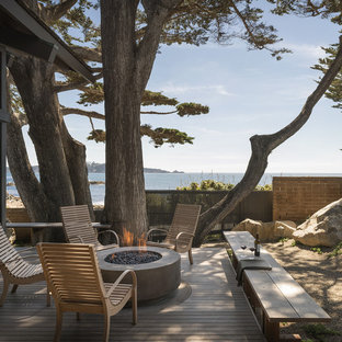 Immagine di una terrazza stile marinaro nel cortile laterale con un focolare e nessuna copertura