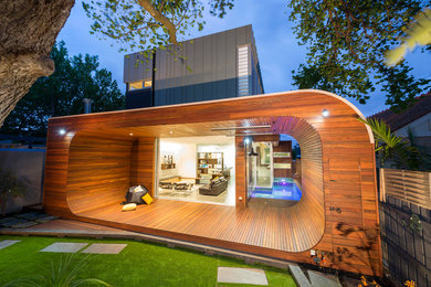 Example of a trendy deck design in Melbourne