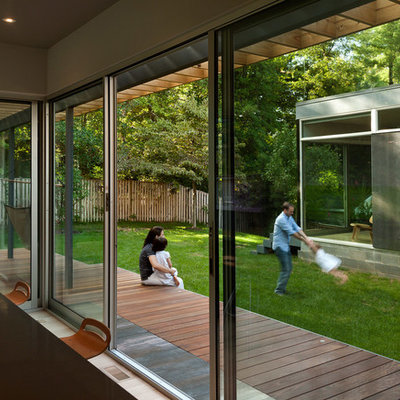 Deck - modern side yard deck idea in DC Metro with a roof extension