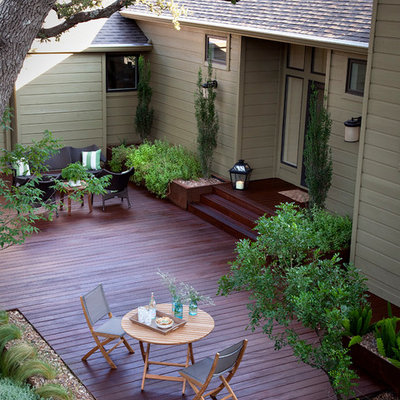 Inspiration for a mid-sized timeless backyard deck remodel in Austin with no cover