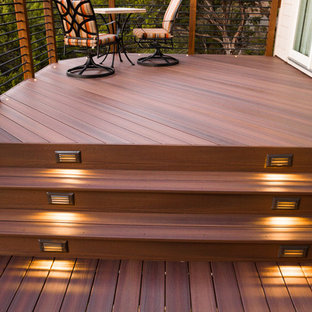 Ispirazione per una grande terrazza chic dietro casa con un tetto a sbalzo