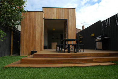 Kleine Moderne Terrasse hinter dem Haus in Melbourne