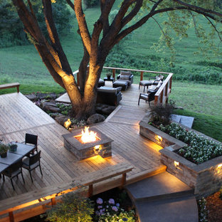 Idee per una grande terrazza minimal dietro casa con un focolare e nessuna copertura