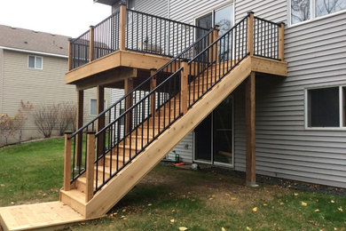 Example of a mid-sized deck design in Minneapolis