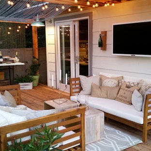 Inspiration pour une petite terrasse arrière style shabby chic avec une pergola.