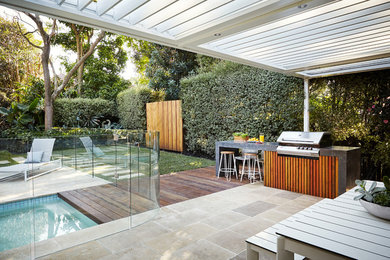 Foto di una terrazza design dietro casa con una pergola
