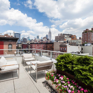 Example of a trendy deck design in New York