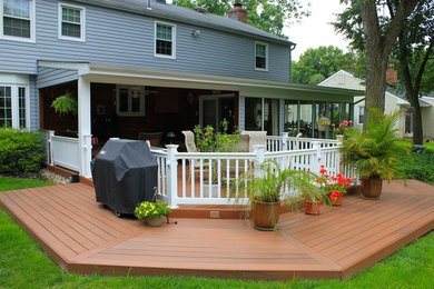 Foto de terraza de estilo americano de tamaño medio en patio trasero