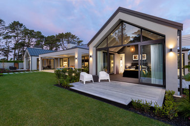Große, Unbedeckte Moderne Terrasse hinter dem Haus in Auckland