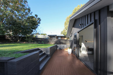 Diseño de terraza minimalista de tamaño medio en patio trasero