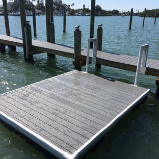 Idee per una piccola terrazza tropicale dietro casa con un pontile e nessuna copertura