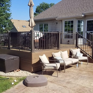 Inspiration pour une grande terrasse arrière avec aucune couverture et jupe de finition.
