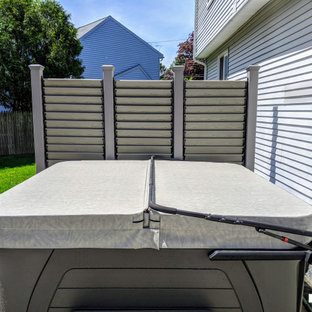 Immagine di una privacy sulla terrazza stile americano di medie dimensioni e dietro casa con nessuna copertura