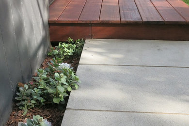 Пример оригинального дизайна: маленькая терраса на заднем дворе в современном стиле для на участке и в саду