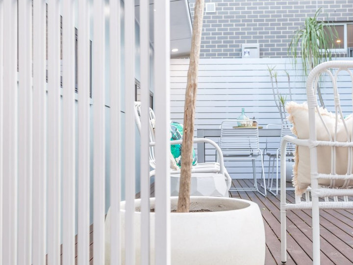 Contemporary Deck - Side Yard