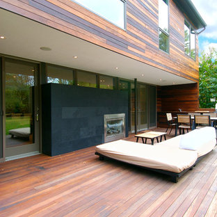 Immagine di una terrazza minimal di medie dimensioni e dietro casa con un focolare e nessuna copertura