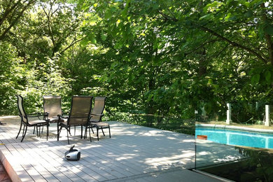 Inspiration for a contemporary deck remodel in Toronto