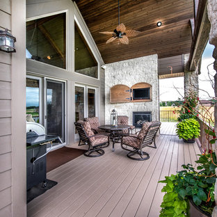 Immagine di una terrazza american style di medie dimensioni e dietro casa con un tetto a sbalzo