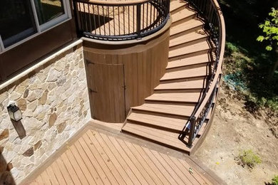 Esempio di una grande terrazza classica dietro casa con un tetto a sbalzo