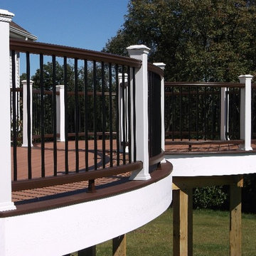 Curved Trex Deck White Railing with Black Aluminum Balusters