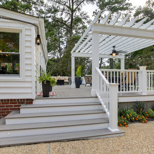 Modelo de terraza moderna, en patio trasero, con pérgola