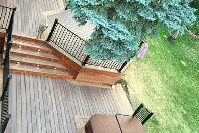 Foto de terraza de estilo americano grande sin cubierta en patio trasero con fuente