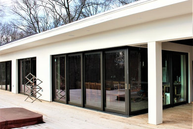 Modelo de terraza moderna grande sin cubierta en patio trasero