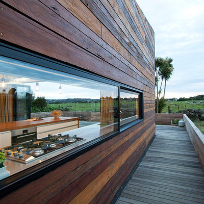 Example of a small trendy side yard deck design in Auckland with no cover