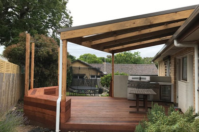 Diseño de terraza clásica de tamaño medio en patio trasero con cocina exterior y pérgola