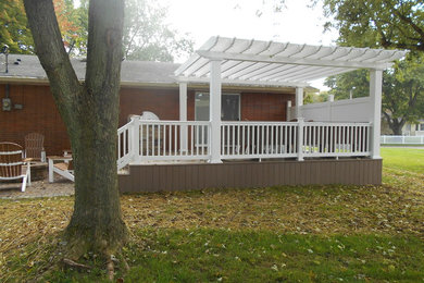 Imagen de terraza clásica de tamaño medio en patio trasero con cocina exterior y pérgola