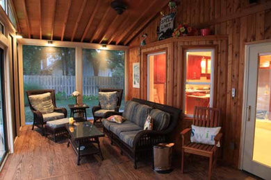 Imagen de terraza tradicional renovada de tamaño medio en patio trasero con cocina exterior y pérgola